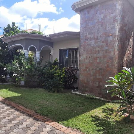 Cardamon Villa Is A 2 Bedroom With 1 Bathroom And Seperate Toilet Detached House With Ac And Swimming Pool , 5 Minutes Walk From Flic En Flac Public Beach Luaran gambar