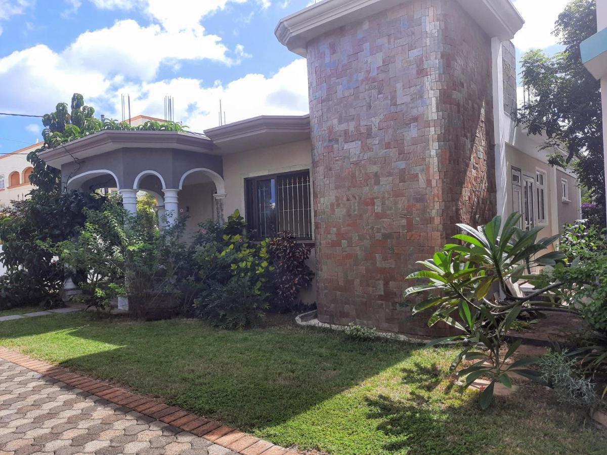 Cardamon Villa Is A 2 Bedroom With 1 Bathroom And Seperate Toilet Detached House With Ac And Swimming Pool , 5 Minutes Walk From Flic En Flac Public Beach Luaran gambar