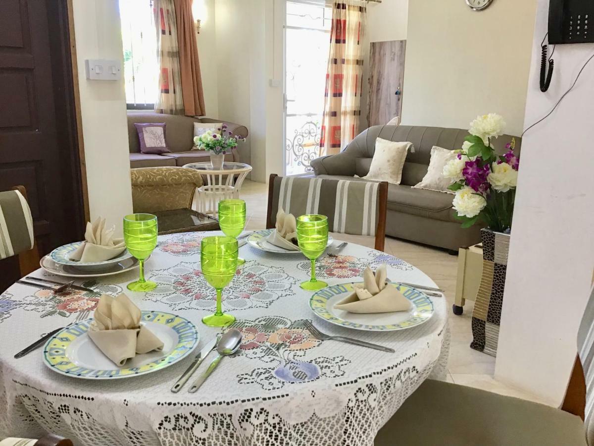 Cardamon Villa Is A 2 Bedroom With 1 Bathroom And Seperate Toilet Detached House With Ac And Swimming Pool , 5 Minutes Walk From Flic En Flac Public Beach Luaran gambar