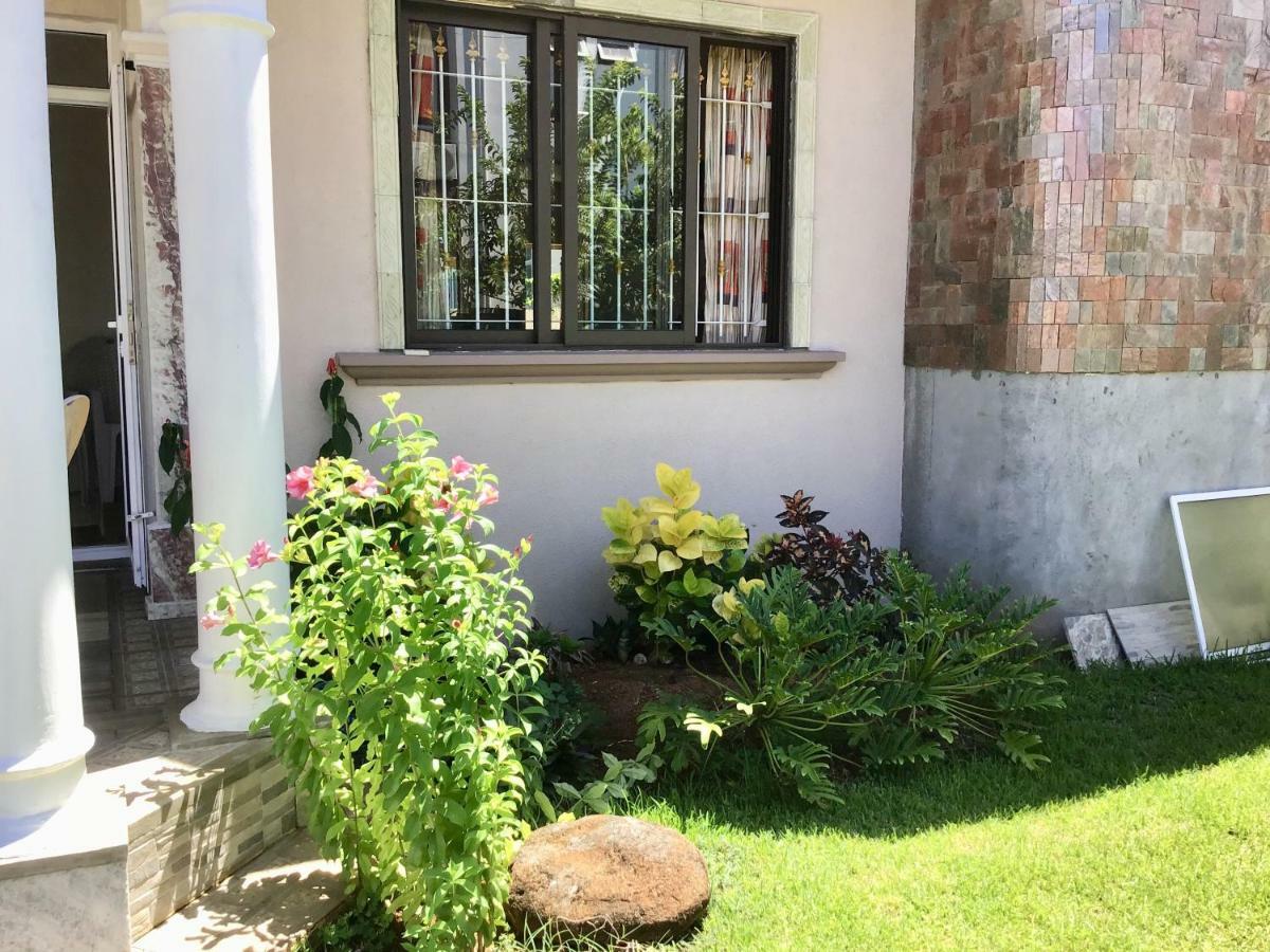 Cardamon Villa Is A 2 Bedroom With 1 Bathroom And Seperate Toilet Detached House With Ac And Swimming Pool , 5 Minutes Walk From Flic En Flac Public Beach Luaran gambar