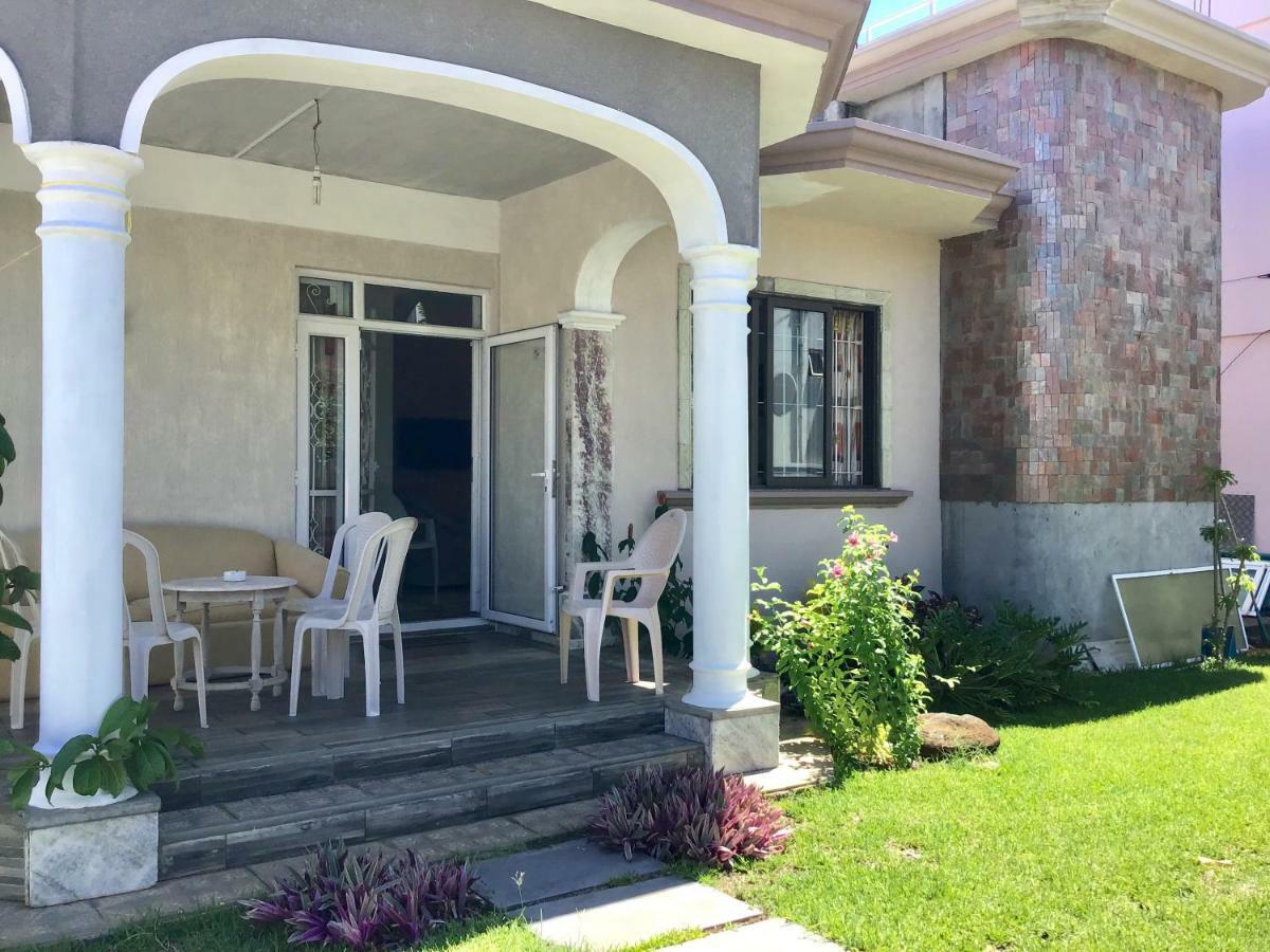 Cardamon Villa Is A 2 Bedroom With 1 Bathroom And Seperate Toilet Detached House With Ac And Swimming Pool , 5 Minutes Walk From Flic En Flac Public Beach Luaran gambar