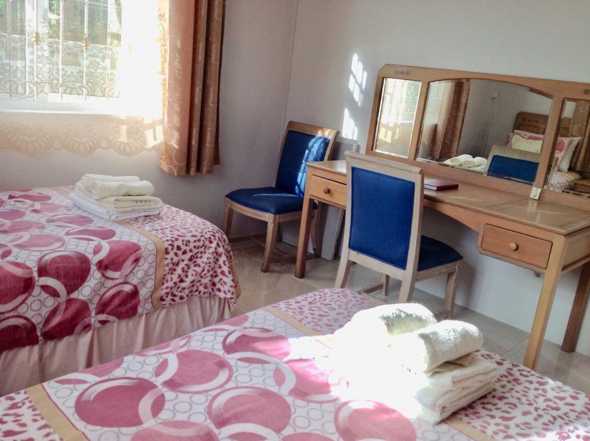 Cardamon Villa Is A 2 Bedroom With 1 Bathroom And Seperate Toilet Detached House With Ac And Swimming Pool , 5 Minutes Walk From Flic En Flac Public Beach Luaran gambar