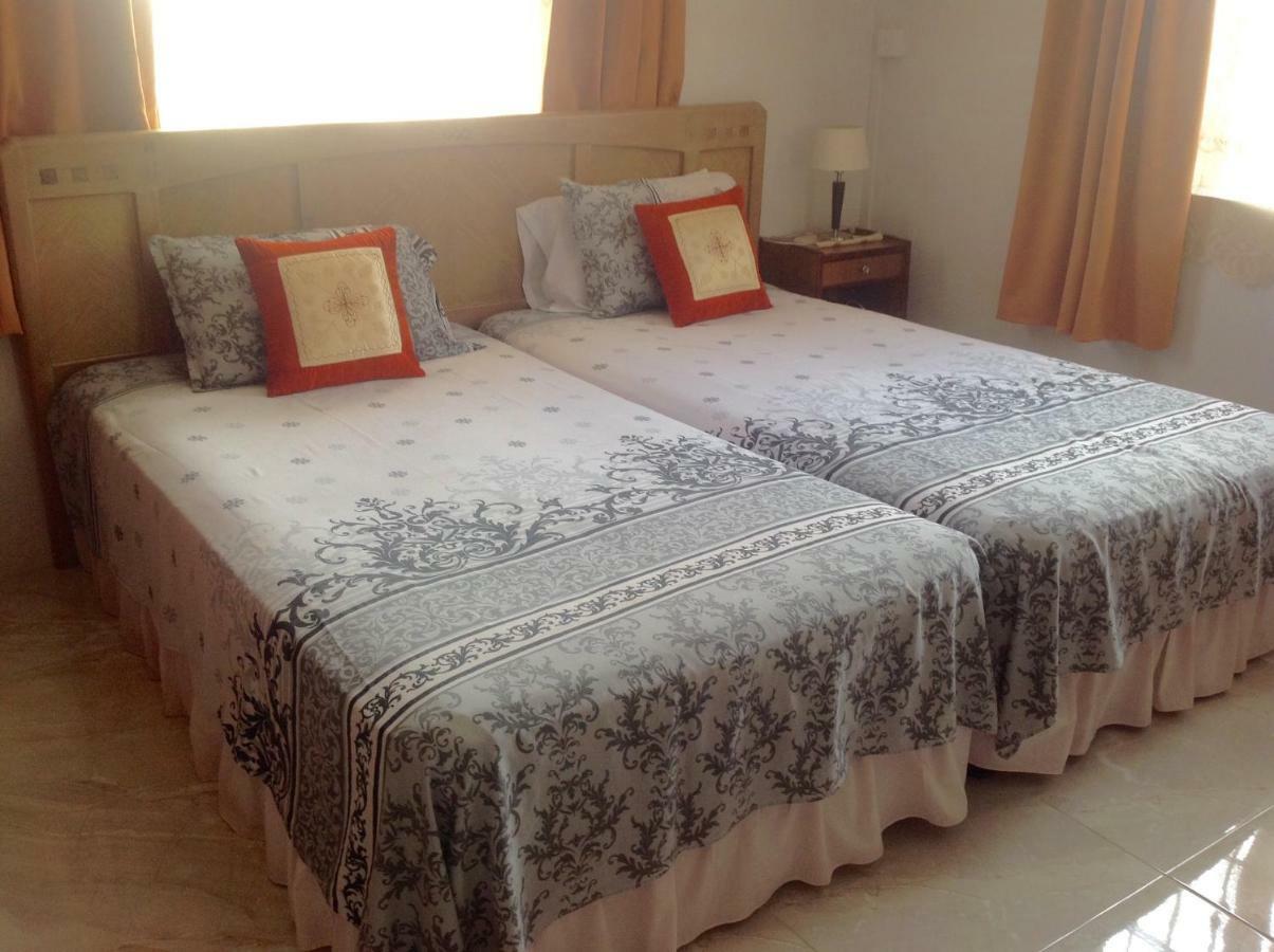 Cardamon Villa Is A 2 Bedroom With 1 Bathroom And Seperate Toilet Detached House With Ac And Swimming Pool , 5 Minutes Walk From Flic En Flac Public Beach Luaran gambar